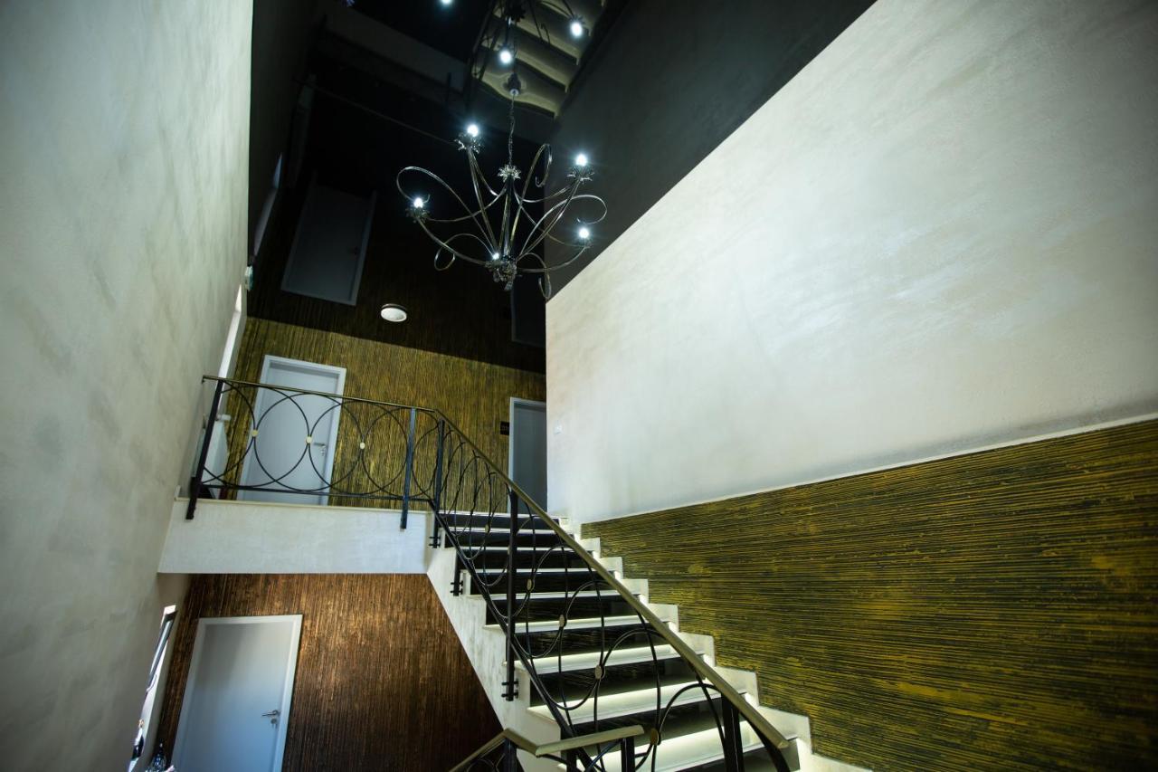 Renato House Hotel Targu Jiu Exterior photo