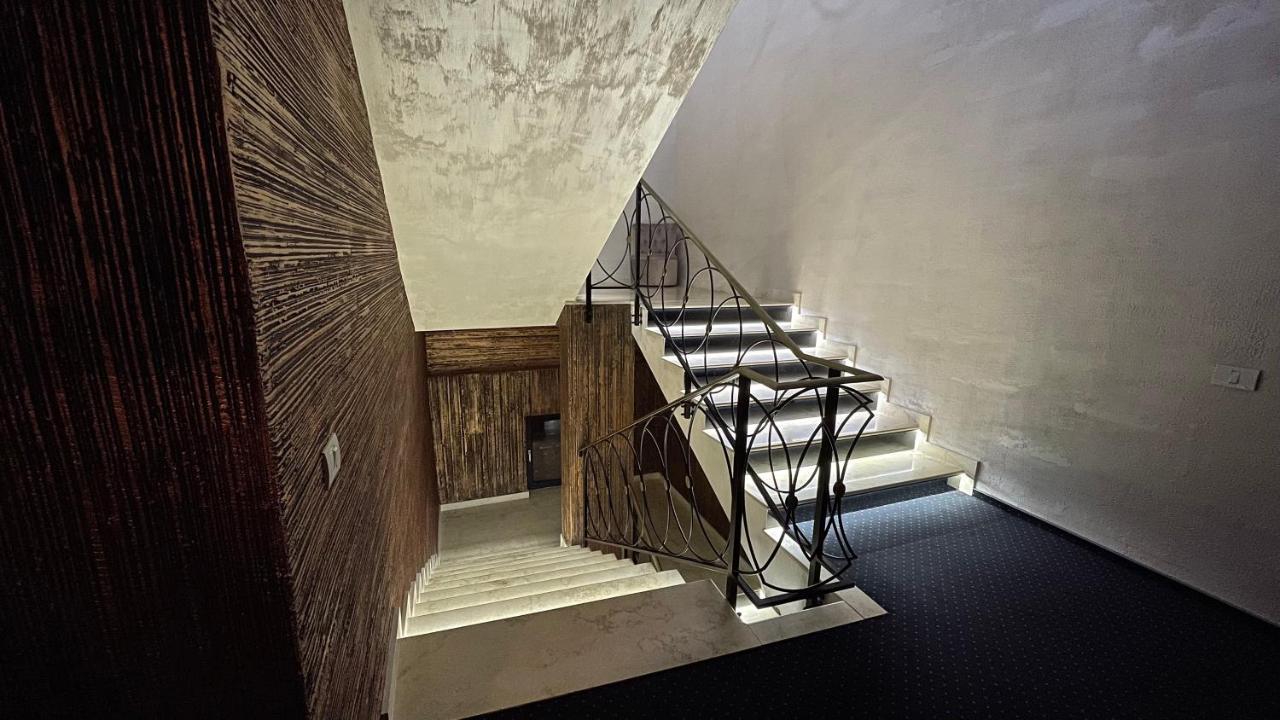 Renato House Hotel Targu Jiu Exterior photo